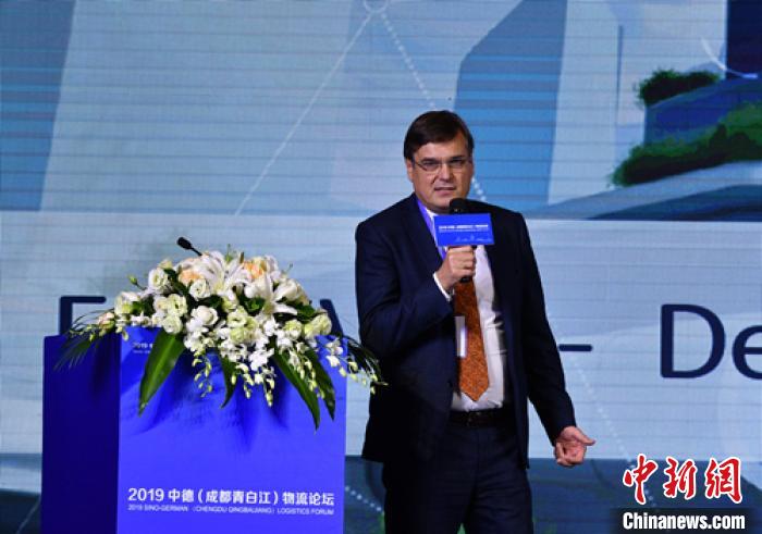 一汽大眾(zhong) 汽車高級經理尤爾根？韋爾斯先生正在演講。　劉忠俊 攝