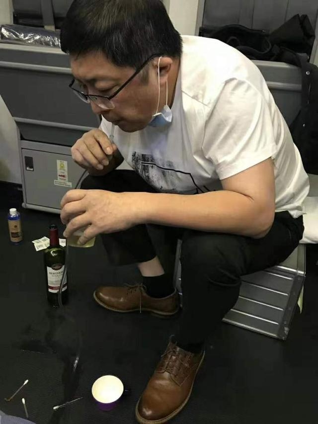 海運費查詢-南航飛往美國航班上，醫生乘客為(wei) 機上七旬患病老人吸出約800毫升尿液，讓老人轉危為(wei) 安