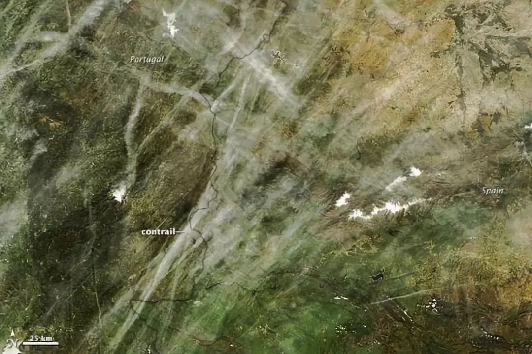 2013年NASA-Terra衛星拍攝了葡萄牙和西班牙縱橫交錯的航跡雲(yun) 