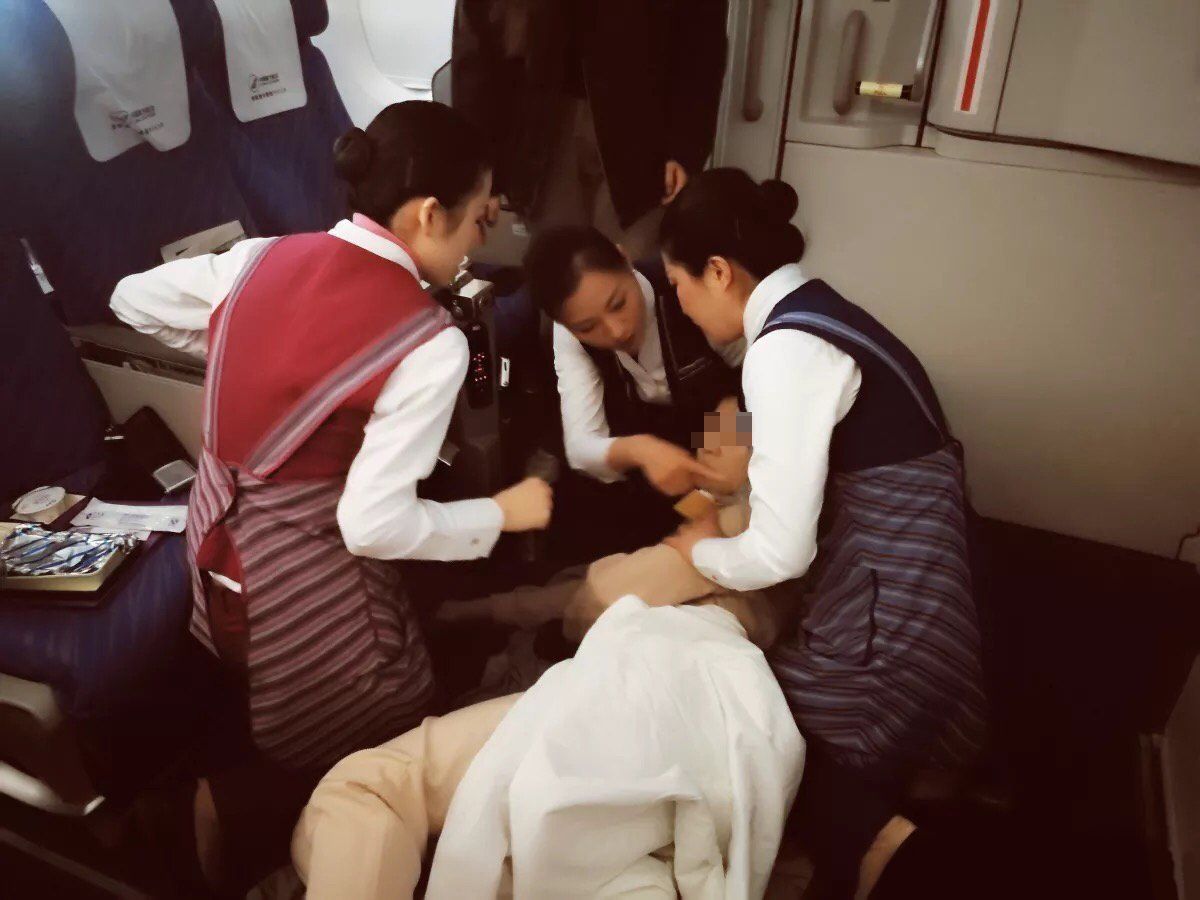 “她們(men) 都是我的救命恩人”南航空姐飛機上救助昏迷乘客