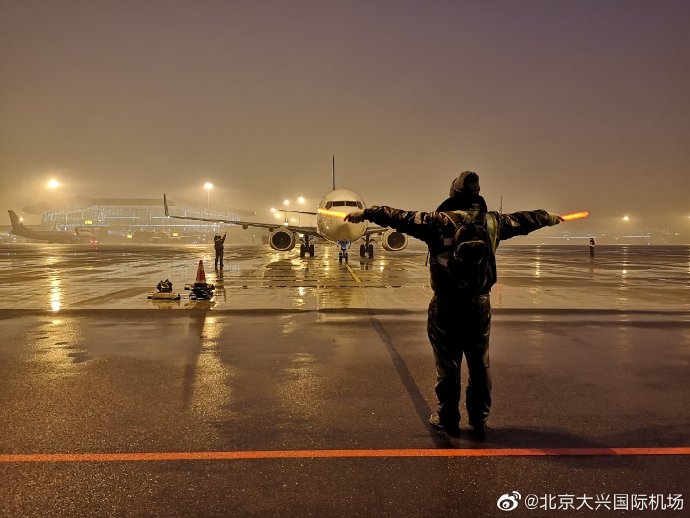 北京大興(xing) 國際機場全力保障首場降雪