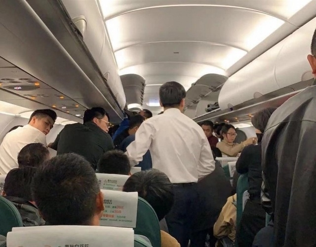廣州醫生又在飛機上救人！徒手幫乘客清除嘔吐物