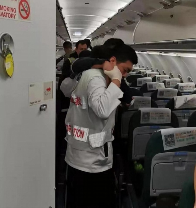 國際快遞價(jia) 格查詢-廣州醫生又在飛機上救人！徒手幫乘客清除嘔吐物