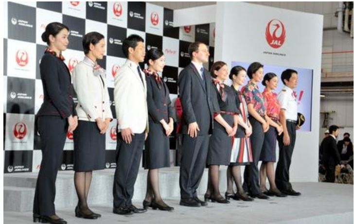 日本航空的新製服仍然要求女性穿帶跟皮鞋