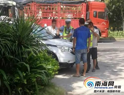 交警在給司機開罰單。