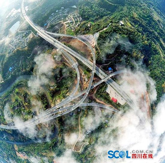 通江通高速公路 四川秦巴山區實現縣縣通高速