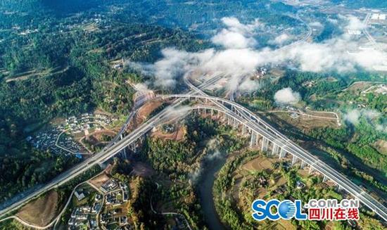 通江通高速公路 四川秦巴山區實現縣縣通高速