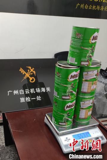 　11月16日，廣州海關(guan) 所屬廣州白雲(yun) 機場海關(guan) 查獲一名外籍男子利用巧克力粉罐藏匿毒品大麻進境 呂依 攝