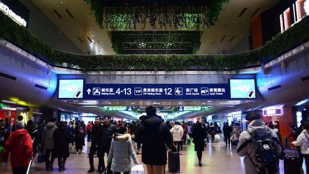周五下班之後，拉總抵達北京西站。