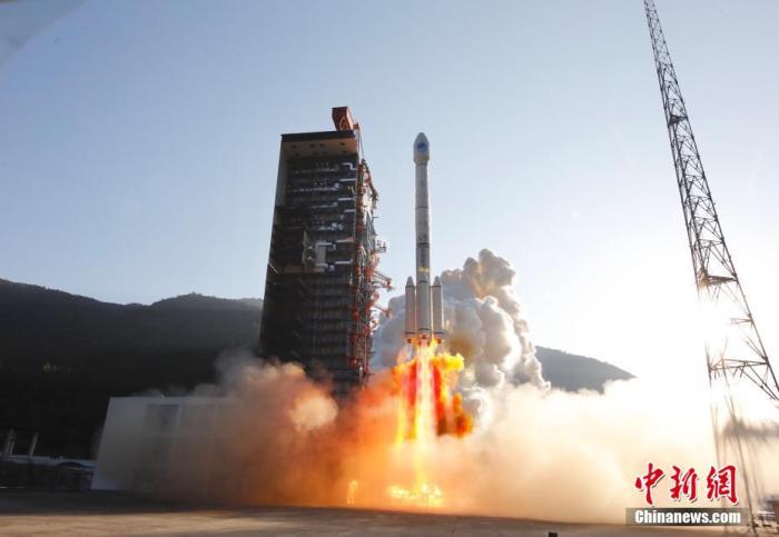 北京時間11月23日8時55分，速爾物流電話 ，中國在西昌衛星發射中心用長征三號乙運載火箭搭配遠征一號上麵級，以“一箭雙星”方式成功發射第50、51顆北鬥導航衛星。 高楠 攝