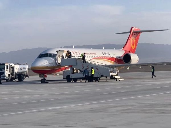 敦煌機場圓滿保障成都航空ARJ21-700型飛機訓練任務