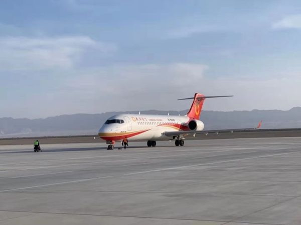 國際快遞拚箱價(jia) 格-敦煌機場圓滿保障成都航空ARJ21-700型飛機訓練任務