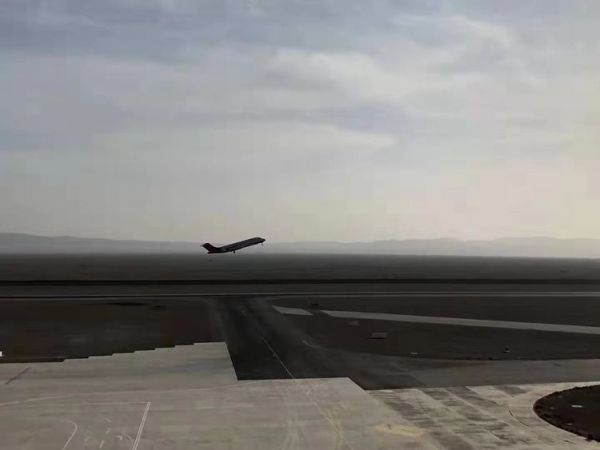 國際快遞拚箱價(jia) 格-敦煌機場圓滿保障成都航空ARJ21-700型飛機訓練任務