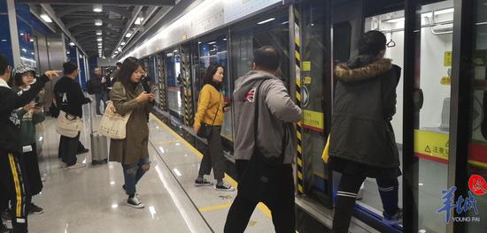 廣州地鐵21號線已發車 居民起大早飲“頭啖湯”