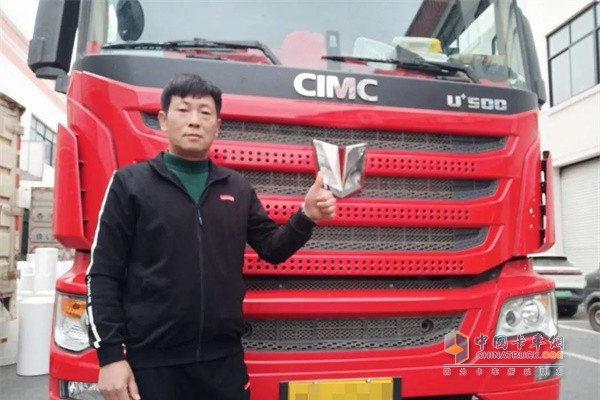 創運物流車輛規劃調度管理部經理李學飛為(wei) 聯合卡車點讚