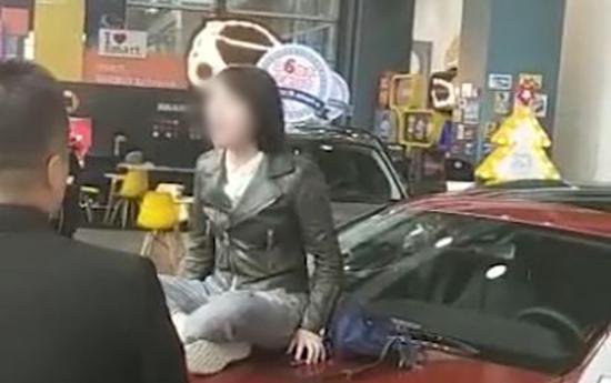 奔馳女車主維權、快遞員下跪 2019十大反轉新聞盤點