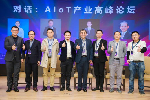 AIoT產(chan) 業(ye) 高峰論壇嘉賓合影，左三為(wei) 貨拉拉CTO張浩