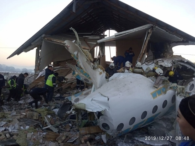 墜機幸存中國籍乘客：帶丈夫出差哈薩克斯坦 是他把我拖出了飛機