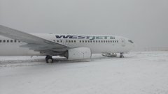 烏克蘭航空-視頻：西捷航空一客機雪天著陸時衝出跑道 無人受傷
