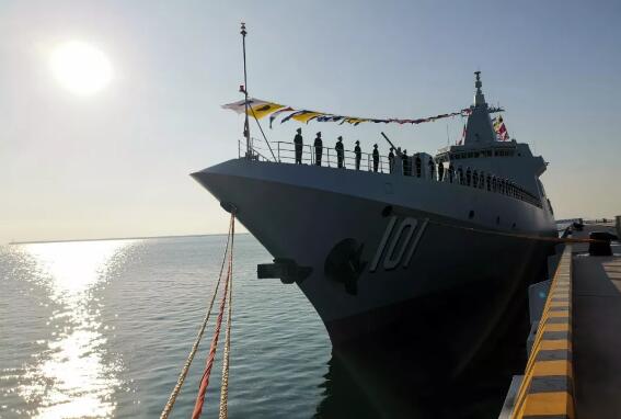 澳洲國際國際快遞-海軍(jun) 055型萬(wan) 噸級驅逐艦南昌艦在山東(dong) 青島正式入列