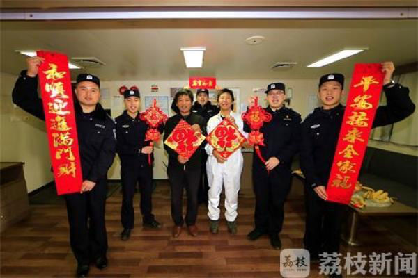 北美國際空運-送“福”上船邊防民警與(yu) 中國船員一起過“小年”