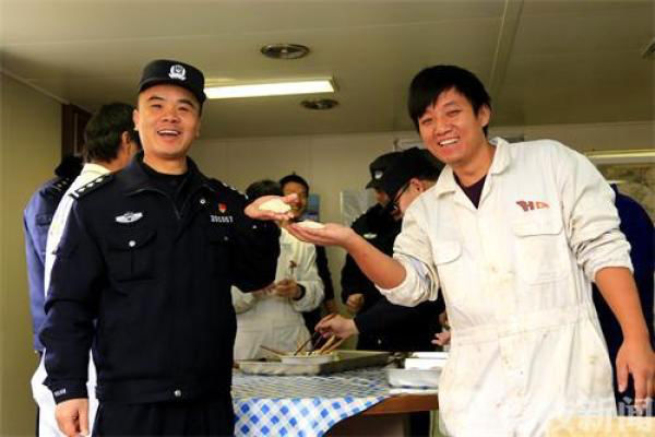 北美國際空運-送“福”上船邊防民警與(yu) 中國船員一起過“小年”