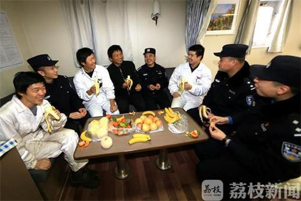 北美國際空運-送“福”上船邊防民警與(yu) 中國船員一起過“小年”