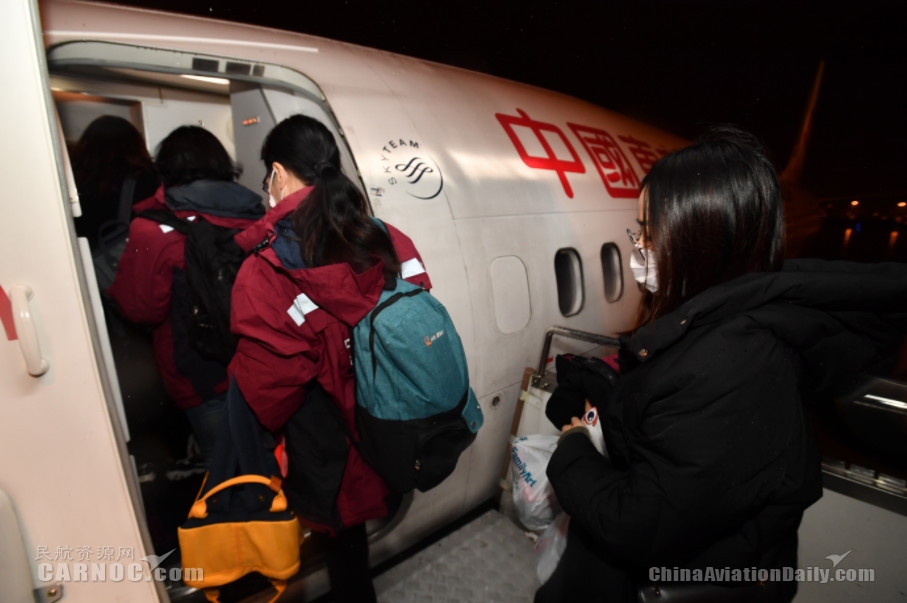 海運價(jia) 格-東(dong) 航包機伴著鼠年鍾聲起飛 運送上海首批136名醫護人員馳援武漢