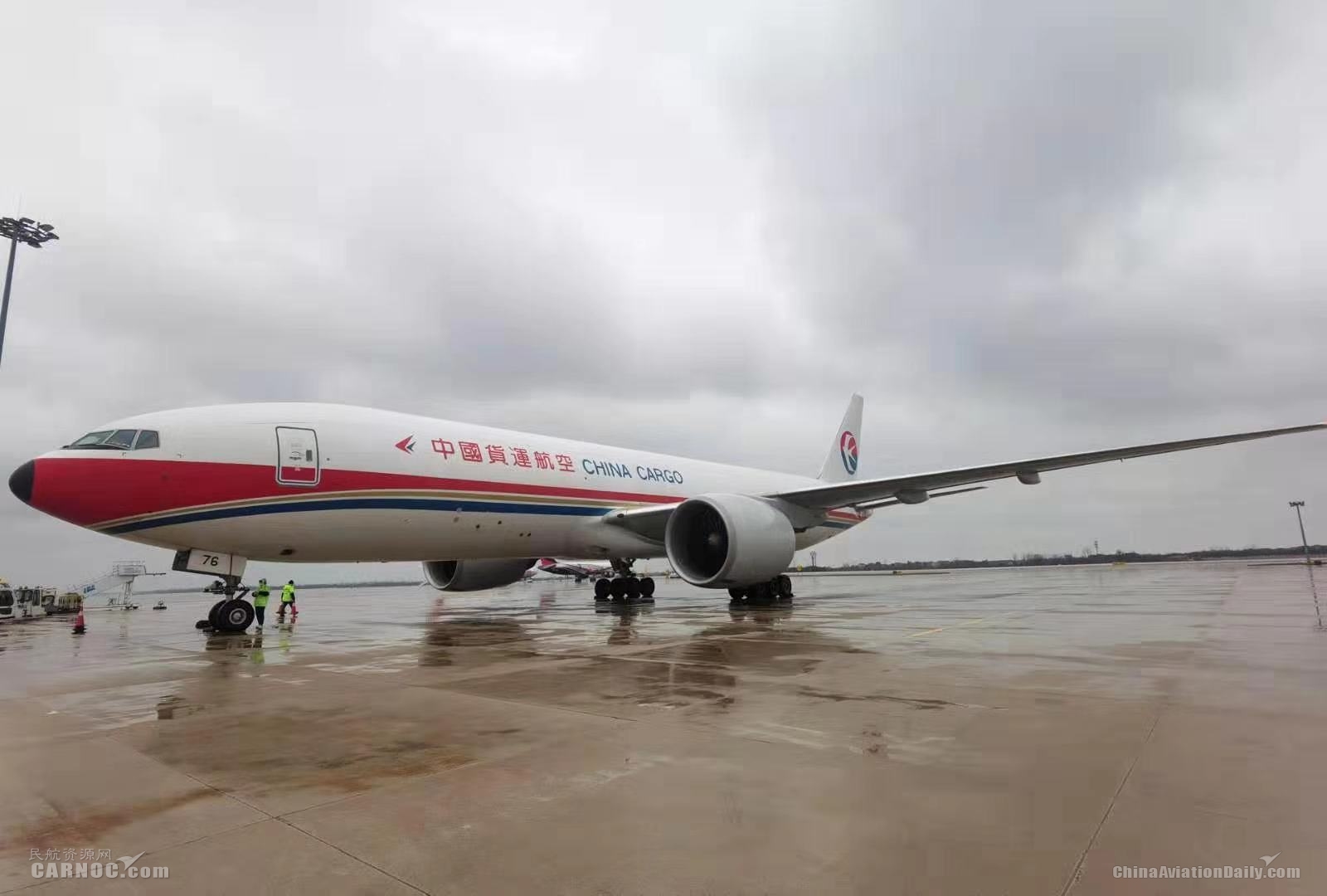 大年初二，東(dong) 航全貨機海外急運316萬(wan) 隻口罩直飛武漢