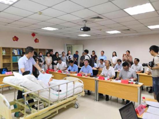 答辯現場，辦公室裏站滿了旁聽的人 受訪者供圖