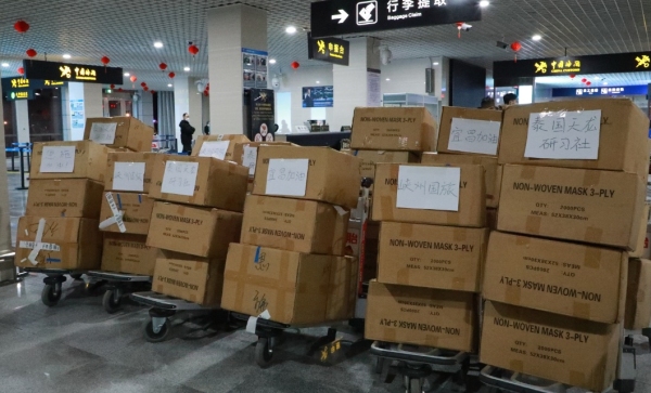 從(cong) 北京托運到美國-恩施機場完成海外首批募捐物資抵港保障