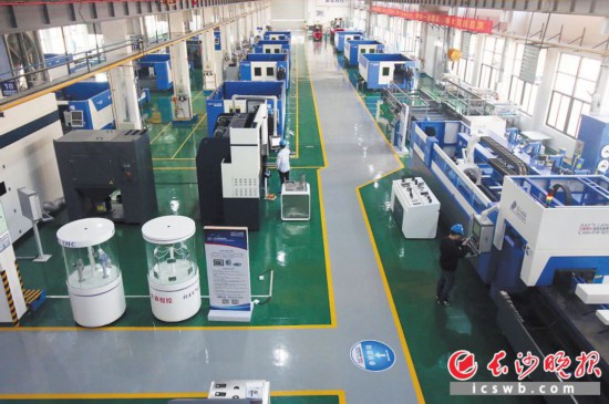 　　湖南大族智能裝備製造基地的生產(chan) 車間內(nei) ，產(chan) 業(ye) 工人加緊對激光加工設備進行組裝和調試。目前，該基地（二期）項目也已啟動建設。 陳飛 攝