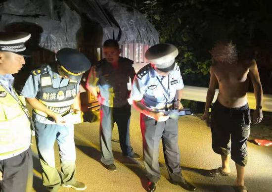 射洪公安交警大隊嚴(yan) 厲打擊貨運車輛衝(chong) 關(guan) 衝(chong) 卡違法行為(wei) 
