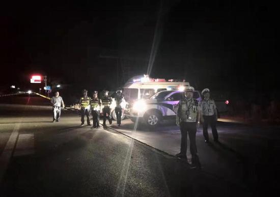 射洪公安交警大隊嚴(yan) 厲打擊貨運車輛衝(chong) 關(guan) 衝(chong) 卡違法行為(wei) 