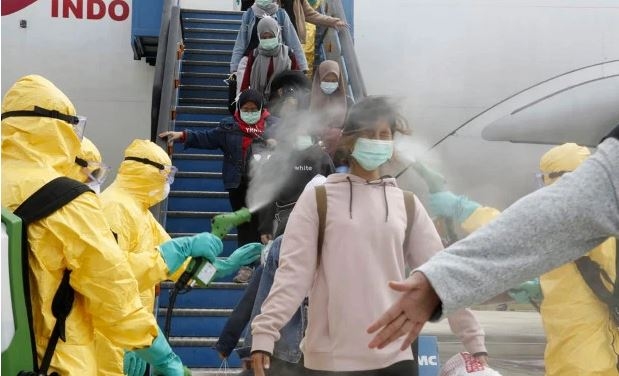 視頻：真“接風洗塵”！印尼撤僑(qiao) 對乘客噴消毒劑