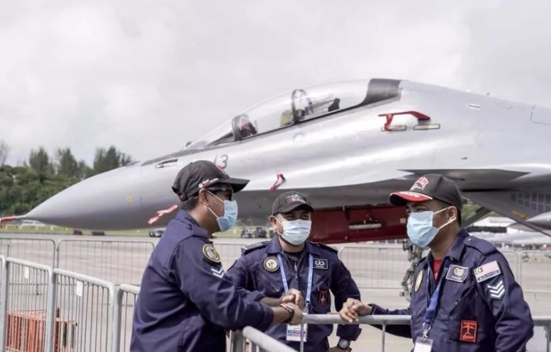 戴上口罩的馬來西亞(ya) 空軍(jun) 工作人員