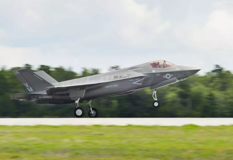 美國海軍(jun) 陸戰隊的F-35B參加了航展，另外美國空軍(jun) 也派出一架F-22參展