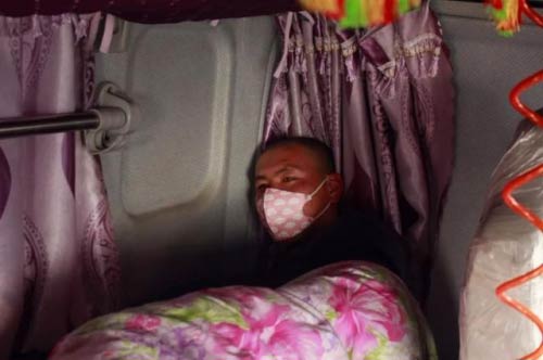 王為(wei) 奇在車內(nei) 休息