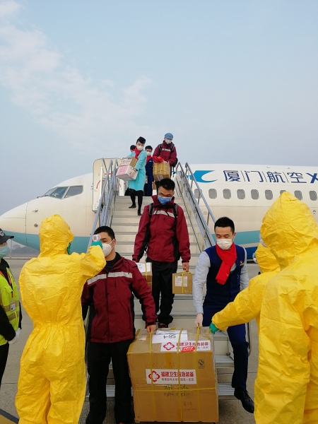貨代公司-宜昌機場：我們(men) 在保障現場，迎接福建醫療隊到來！