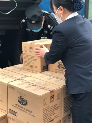 （聯合利華向天津市泰達醫院捐贈“衛寶”產(chan) 品）