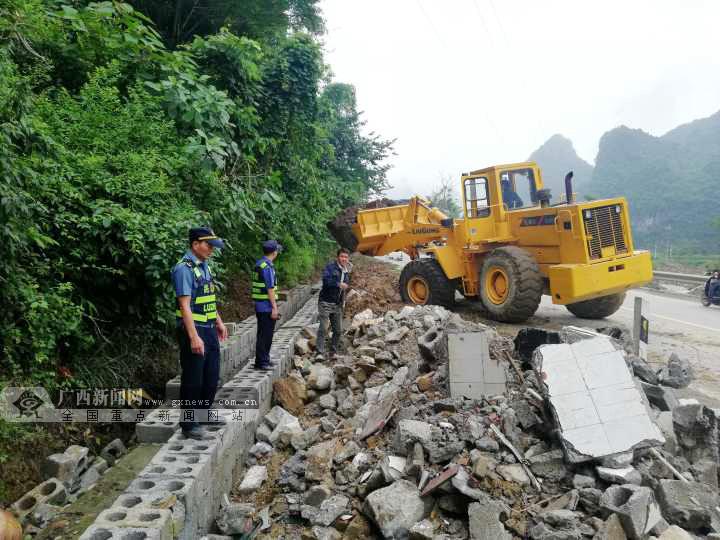 鳳山路政執法大隊處置一起建築材料堆積案(圖)