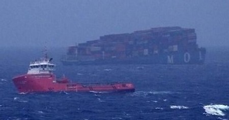 中東(dong) 國際空運-商船三井“MOL Comfort”號拖曳工作正在繼續