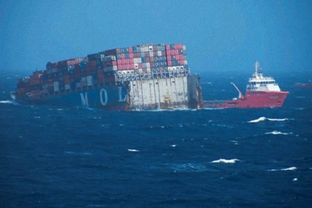 深圳空運價(jia) 格查詢-MOL Comfort部分斷裂船尾沉入4000米深海底