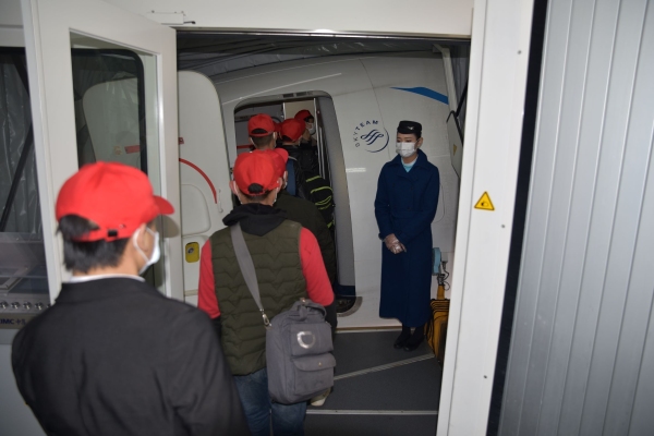 香港國際快遞-61名農(nong) 民工打“飛的”赴浙務工 茅台機場真情護航