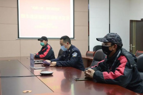 30餘(yu) 名快遞小哥在手機上接到交巡警下的“訂單”，內(nei) 容是……