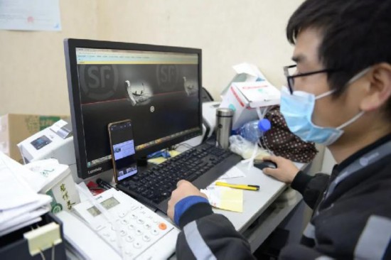 30餘(yu) 名快遞小哥在手機上接到交巡警下的“訂單”，內(nei) 容是……