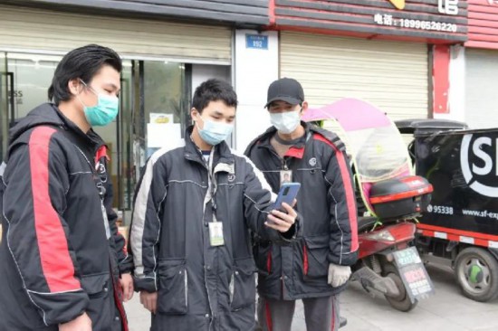 30餘(yu) 名快遞小哥在手機上接到交巡警下的“訂單”，內(nei) 容是……