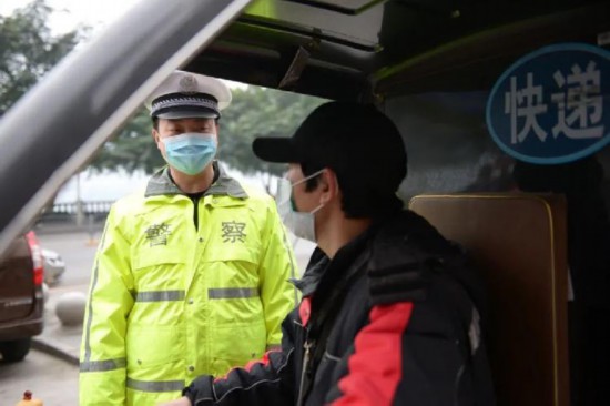 30餘(yu) 名快遞小哥在手機上接到交巡警下的“訂單”，內(nei) 容是……