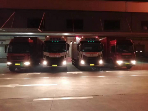 滿載柳州醫藥股份捐贈物資的乘龍車輛已整裝待發