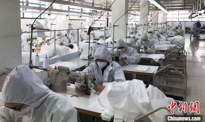 在製造業(ye) 基礎良好的煙台市，有不少企業(ye) 在複工複產(chan) 的同時，第一時間改裝生產(chan) 線。(煙台開發區管委會(hui) 供圖)